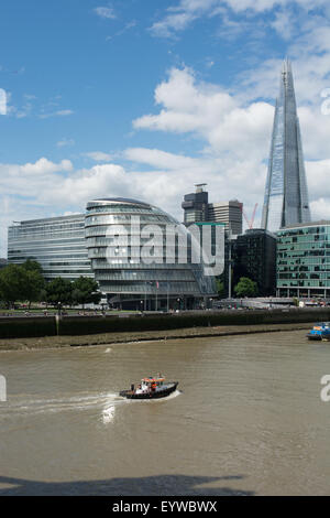 Blick von der Tower Bridge in Richtung Rathaus dahinter sind mehr London, St. Thomas Hospital und The Shard Stockfoto