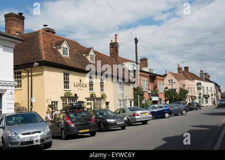 Ein Blick entlang der High Street in Manningtree, einer kleinen Stadt in Essex. Eine Anzahl von den Gebäuden haben georgische Fassaden Stockfoto