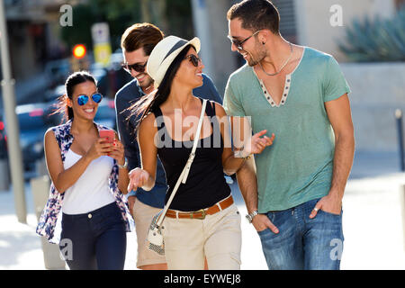 Outdoor-Porträt der Gruppe Freunde, die Spaß auf der Straße. Stockfoto