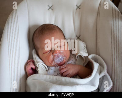 Zwei Tage altes Babyjungen schlafen, England, UK. Stockfoto