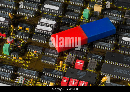 ausbreitende Krankheit Virus des unsichtbaren magnetischen Wellen auf Platine zerstören Computerchip und wischte die Datensätze Datenspeicherung Stockfoto