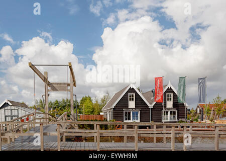 Blick auf den historischen Garten Aalsmeer, einen botanischen Garten in Aalsmeer, Nordholland, Niederlande. Stockfoto