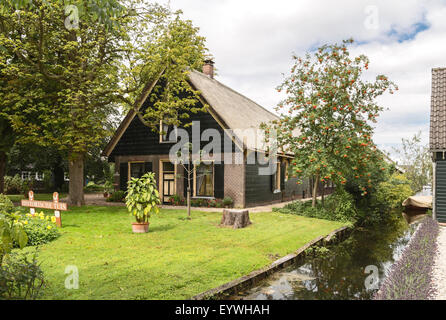 Historischer Bauernhof Gebäude am historischen Garten Aalsmeer, einen botanischen Garten auf Westeinderplassen, Nordholland, Niederlande. Stockfoto