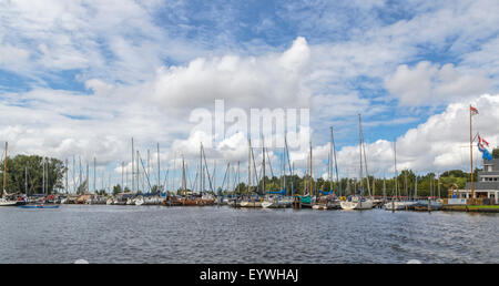 Blick auf den Yachthafen von Aalsmeer, Westeinderplassen, ein Komplex von Seen in Aalsmeer, Nordholland, Niederlande. Stockfoto