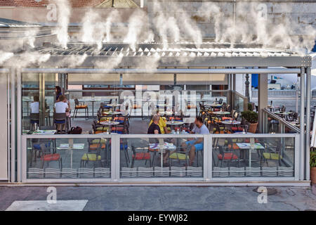 Pula, Kroatien. Ein Open-Air-Restaurant mit einem Wassernebel Kühlsystem im Sommer, wenn die Temperaturen von 40 Grad sind keine Seltenheit Stockfoto