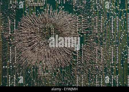 ausbreitende Krankheit Virus des unsichtbaren magnetischen Wellen auf Platine zerstören Computerchip und wischte die Datensätze Datenspeicherung Stockfoto