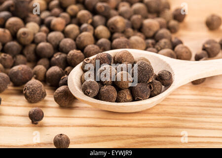 Piment in einem Holzlöffel auf dem Holztisch Stockfoto