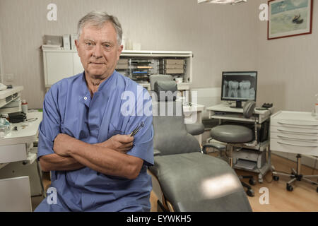 Zahnarzt in seinem Büro posiert Stockfoto