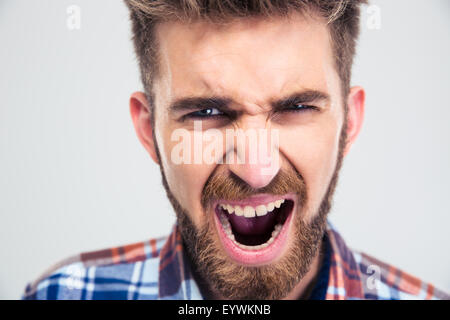 Porträt eines jungen Mannes schreien isoliert auf einem weißen Hintergrund. Blick in die Kamera Stockfoto