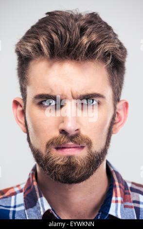 Closeup Portrait eines ernsthaften Mannes Blick in die Kamera auf einem weißen Hintergrund isoliert Stockfoto