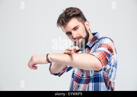 Legerer Mann zeigt Pistole Geste mit Händen auf einem weißen Hintergrund isoliert Stockfoto