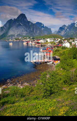 Reine. Malerische Stadt von Reine auf Lofoten in Norwegen an sonnigen Sommertag. Stockfoto