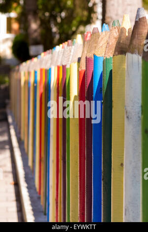 Zaun aus bunten Stifte außerhalb eine Vorschule. Schöne Schärfentiefe. Stockfoto