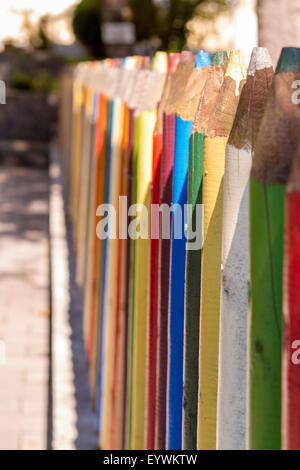 Zaun aus bunten Stifte außerhalb eine Vorschule. Schöne Schärfentiefe. Stockfoto
