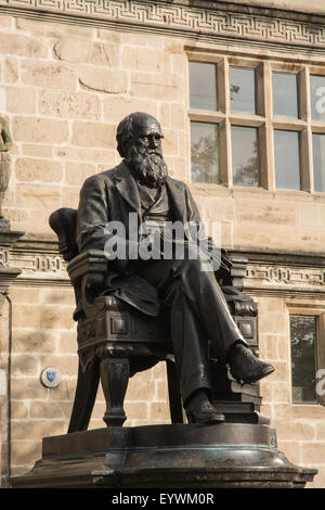 Statue von Charles Darwin außerhalb von Shrewsbury Bibliothek, aber früher Shrewsbury School wo Darwin war ein Schüler Stockfoto