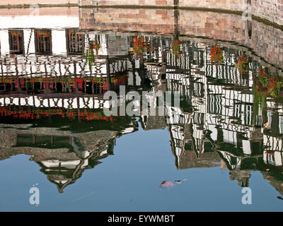 Straßburg, Hauptstadt der Region Elsass, Reflexionen auf dem Wasser des Flusses krank Stockfoto