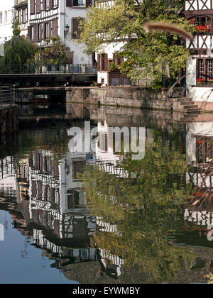 Straßburg, Hauptstadt der Region Elsass, Reflexionen auf dem Wasser des Flusses krank Stockfoto