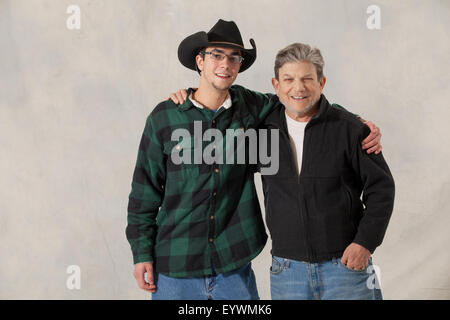 Porträt eines jungen Mannes mit Autismus und seinem Mentor lächelnd Stockfoto