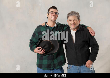 Porträt eines jungen Mannes mit Autismus und seinem Mentor lächelnd Stockfoto