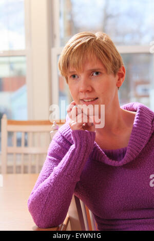 Porträt einer jungen Frau mit Sehbehinderung und recht einseitig Cerebralparese Stockfoto