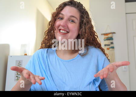 Frau mit Muskeldystrophie wird ausdrucksstark mit ihren Händen Stockfoto