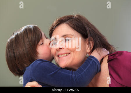 Kleines Mädchen mit Down-Syndrom ihre Mutter küssen Stockfoto