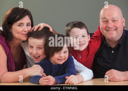 Familie mit zwei Söhnen und einer Tochter mit Down-Syndrom, die Spaß Stockfoto