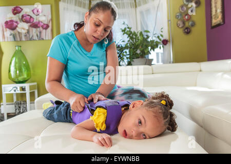 Mutter Tochter mit Zerebralparese Pflege Stockfoto