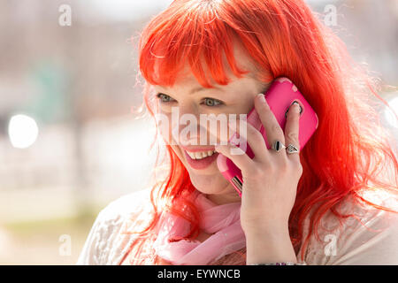 Blinde junge Frau reden über ihr Handy Stockfoto