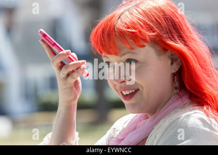 Blinde Frau, die mit ihren Hilfsmitteln ihre Texte anhören Stockfoto