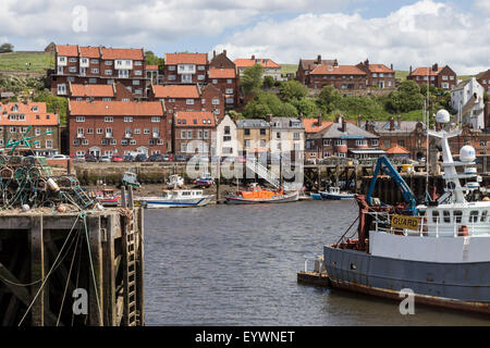 Bemühen sich Wharf mit Hummer Töpfe und Boote im oberen Hafen von Whitby, North Yorkshire, Yorkshire, England, Vereinigtes Königreich Stockfoto