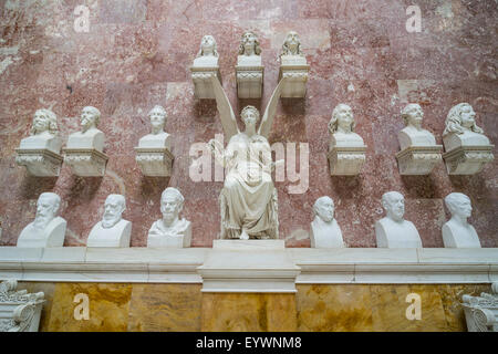 Gedenktafeln im Inneren der Ruhmeshalle des Neo-klassischen Walhalla an der Donau. Bayern, Deutschland, Europa Stockfoto