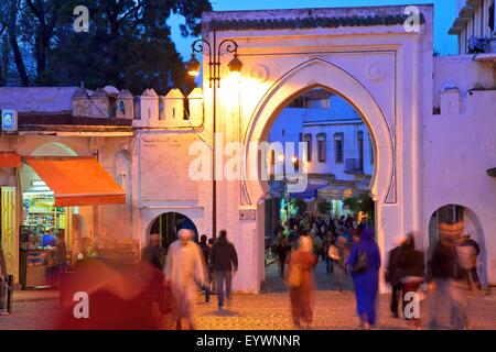 Bab El Fahs in der Abenddämmerung, Grand Socco, Tanger, Marokko, Nordafrika, Afrika Stockfoto