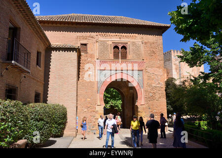 Ostwand des Puerta del Vino (Wein-Gate) innerhalb der Schlossanlage der Alhambra in Granada, Andalusien, Spanien Stockfoto