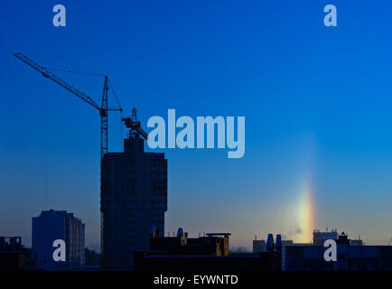 Halo (Icebow oder Wesen) über die Stadt in der frostigen Morgen. Eine einzigartige optische Naturphänomen produziert Eis Kristalle CRE Stockfoto