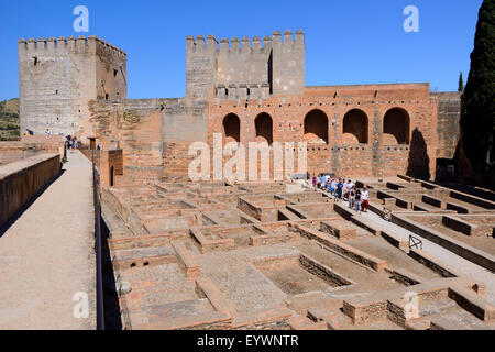 Blick auf Plaza de Armas und Torre del Homenaje (Turm der Hommage) in Alcazaba, Schlossanlage Alhambra, Granada, Andalusien, Spanien Stockfoto