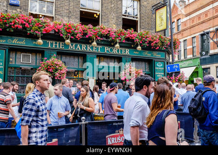 Die Leute trinken außerhalb des Marktes Porter Public House in Borough Market, London. Stockfoto