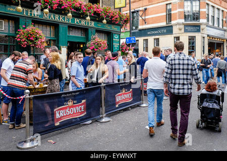 Menschen trinken vor dem Markt Porter Pub in Borough Market, London. Stockfoto