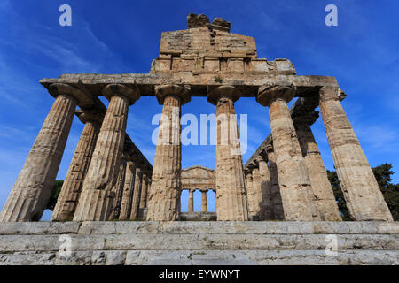 Athena-Tempel (Tempel der Ceres), Paestum, griechische Ruinen, UNESCO-Weltkulturerbe, Kampanien, Italien, Europa Stockfoto