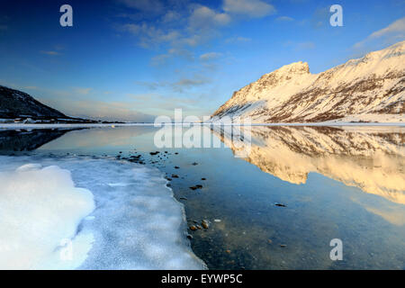 Schneebedeckte Berge im Steiropollen See widerspiegelt, bei Sonnenaufgang, Lofoten-Inseln, Arktis, Norwegen, Skandinavien, Europa Stockfoto