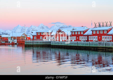 Rosa Sonnenuntergang über die typische rote Häuser spiegelt sich im Meer, Svolvaer, Lofoten Inseln, Norwegen, Arktis, Skandinavien, Europa Stockfoto