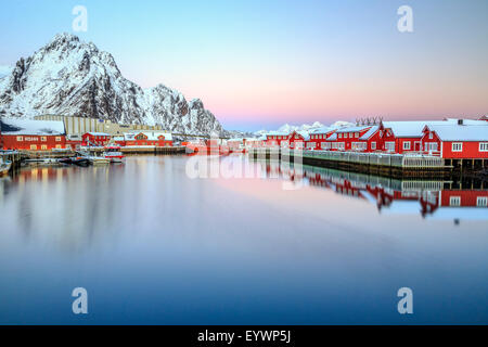 Rosa Sonnenuntergang über die typische rote Häuser spiegelt sich im Meer, Svolvaer, Lofoten Inseln, Norwegen, Arktis, Skandinavien, Europa Stockfoto