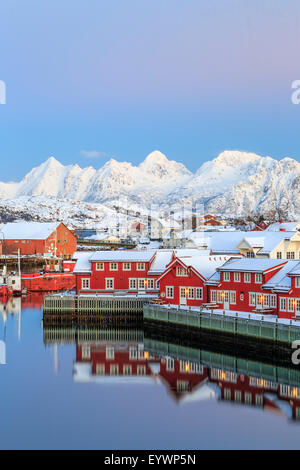 Rosa Sonnenuntergang über die typische rote Häuser spiegelt sich im Meer, Svolvaer, Lofoten-Inseln, Arktis, Norwegen, Skandinavien, Europa Stockfoto