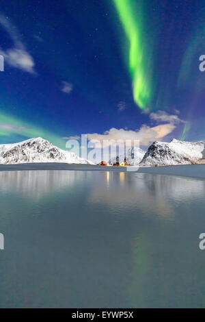 Nordlichter (Aurora Borealis) spiegelt sich in den kalten Gewässern, Flakstad, Lofoten-Inseln, Arktis, Norwegen, Skandinavien, Europa Stockfoto