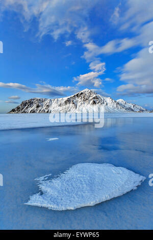 Blau der Dämmerung dominiert die Landschaft in Flakstad mit seinen kalten See und schneebedeckten Gipfeln, Lofoten-Inseln, Arktis, Norwegen, Skandinavien Stockfoto