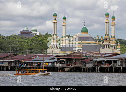 Touristenboot vorbei die Jame' Asr Hassanil Bolkiah Moschee in Bandar Seri Begawan, Brunei, Südostasien, Asien Stockfoto