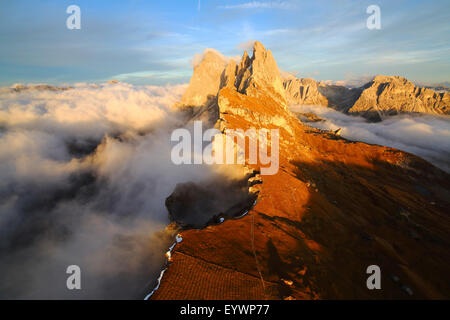 Seceda von Geisler umgeben von Wolken bei Sonnenuntergang in den Dolomiten, Val Funes, Trentino-Alto Adige Südtirol, Italien Stockfoto