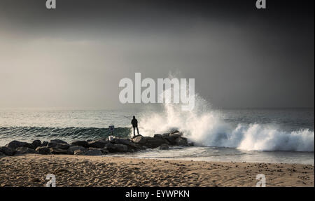 Am frühen Morgen Fischer am Will Rogers Beach, Pacific Palisades, Kalifornien, Vereinigte Staaten von Amerika, Nordamerika Stockfoto