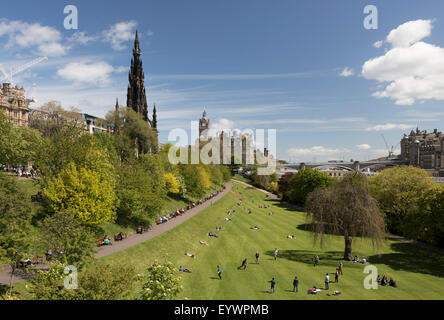 Scott Monument und Princes Street Gardens, Edinburgh, Schottland, Vereinigtes Königreich, Europa Stockfoto