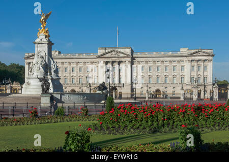 Buckingham Palace und das Queen Victoria Monument, London, England, Vereinigtes Königreich, Europa Stockfoto